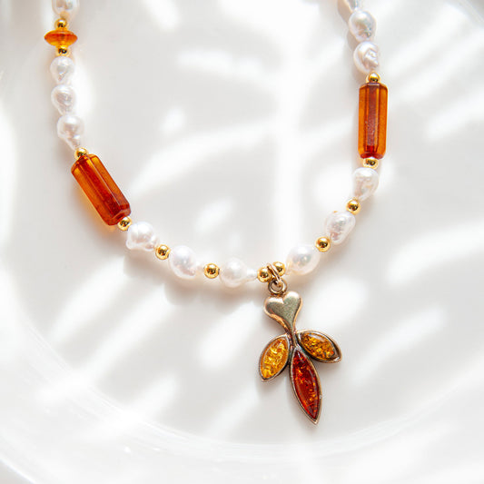 שרשרת פנינים עם תליון ענבר ב3 צבעים