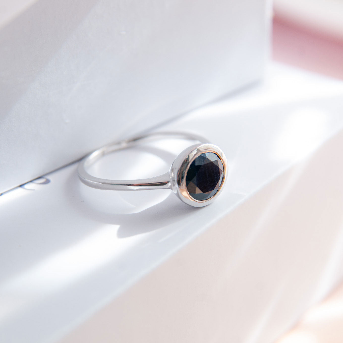 טבעת כסף "טיילר" עם אבן ספיר