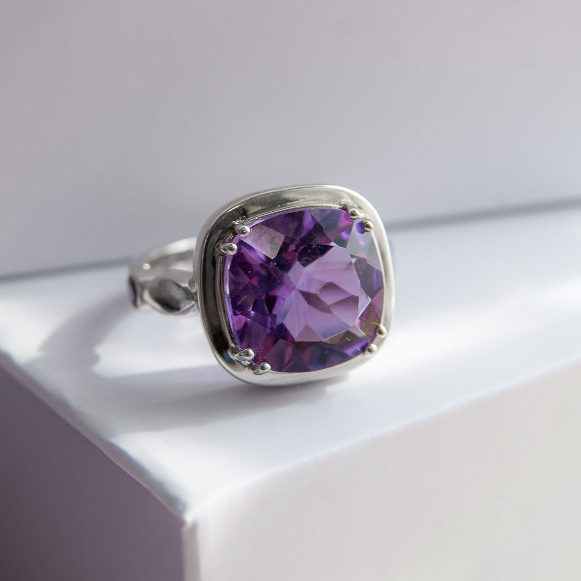 טבעת כסף "דיאנה" עם אבן אמטיסט