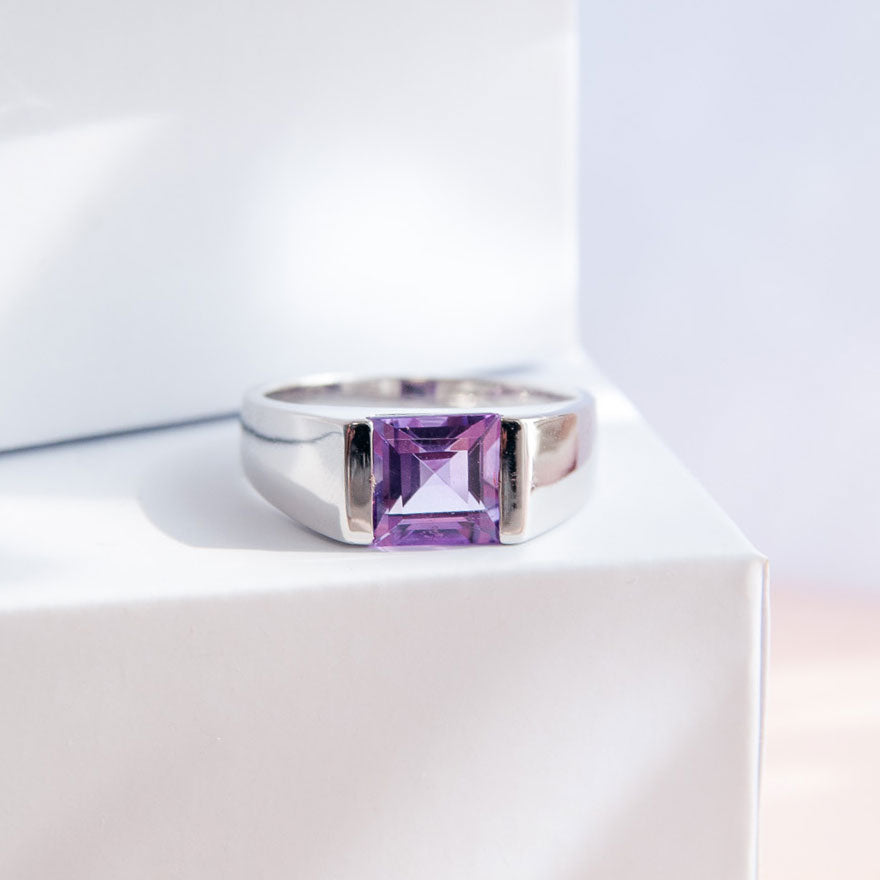 טבעת כסף "מונה" עם אבן אמטיסט