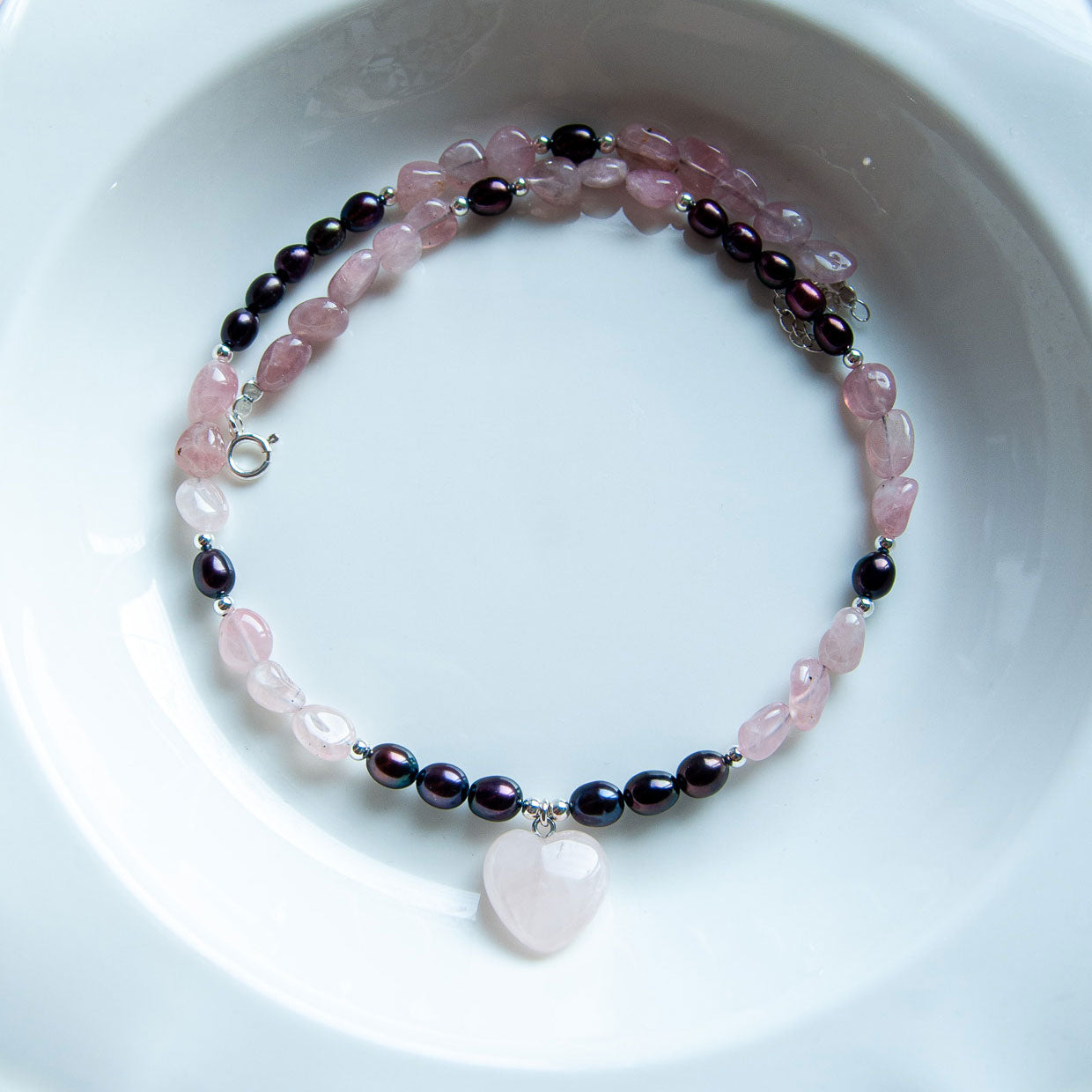 שרשרת אבני רוז קוורץ ופנינים עם תליון לב