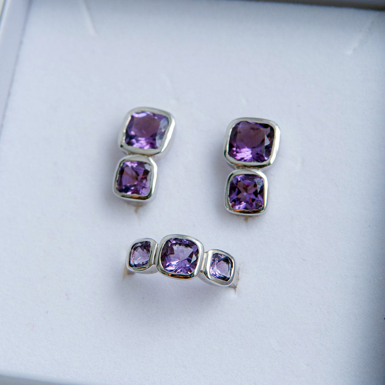 טבעת כסף "אלה" עם אבני אמטיסט