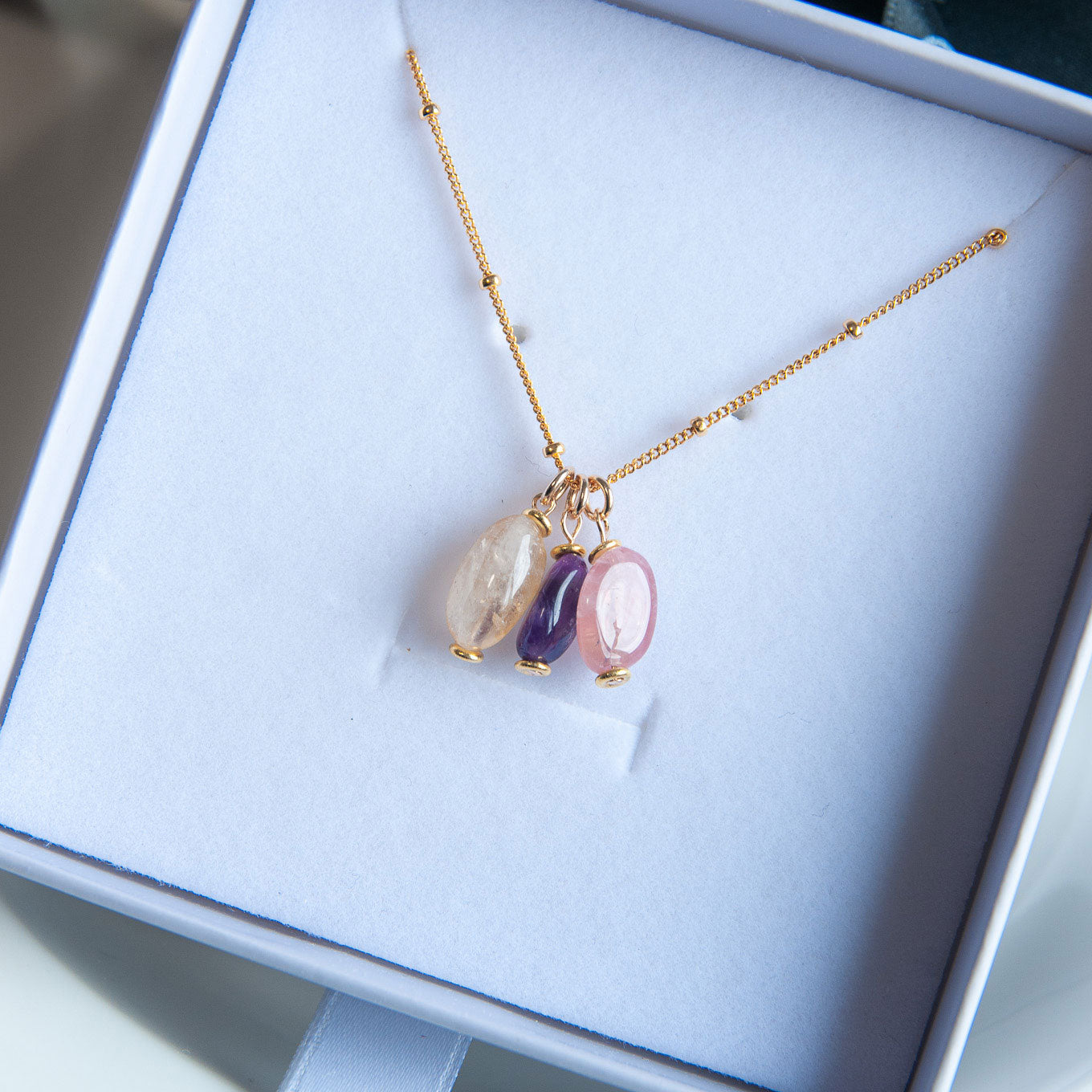 שרשרת עדינה מגולדפילד עם תליוני אבני חן