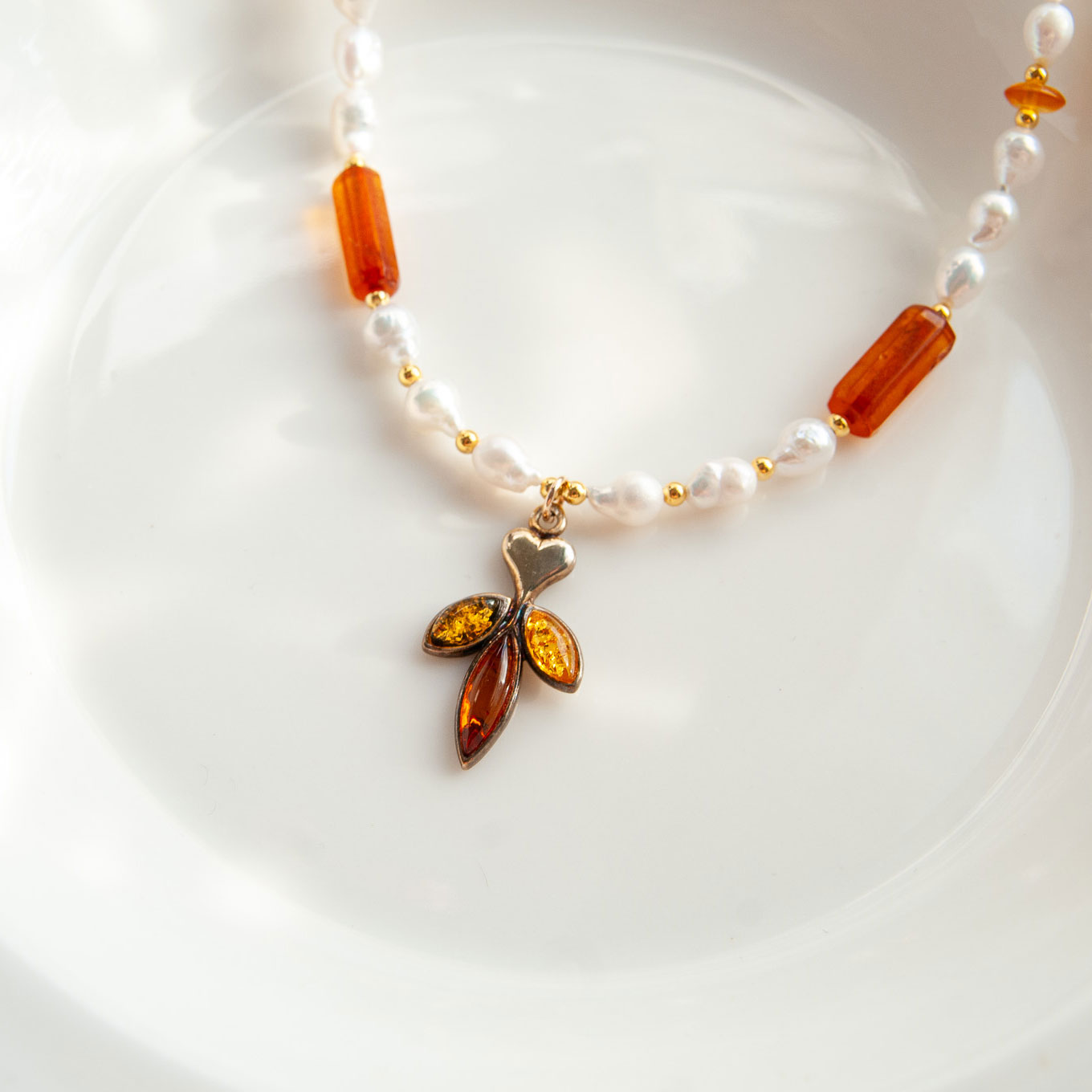 שרשרת פנינים עם תליון ענבר ב3 צבעים