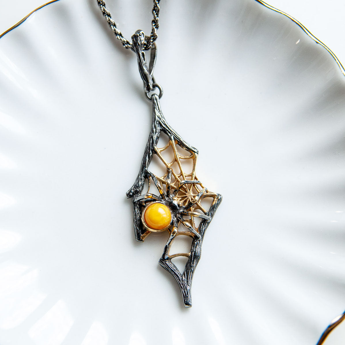 תליון כסף עם ענבר צהוב חלבי "ספיידי" בעבודת יד