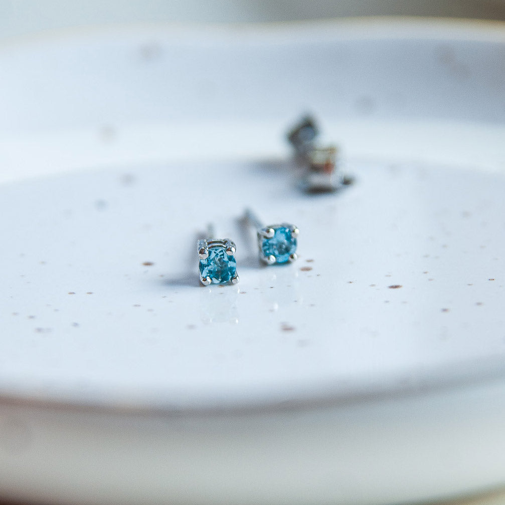 עגילי כסף קים עם בלו טופז