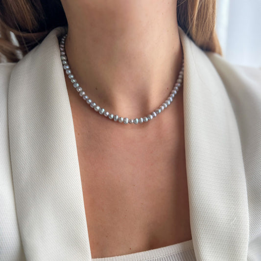 MARY שרשרת פנינים אפורה