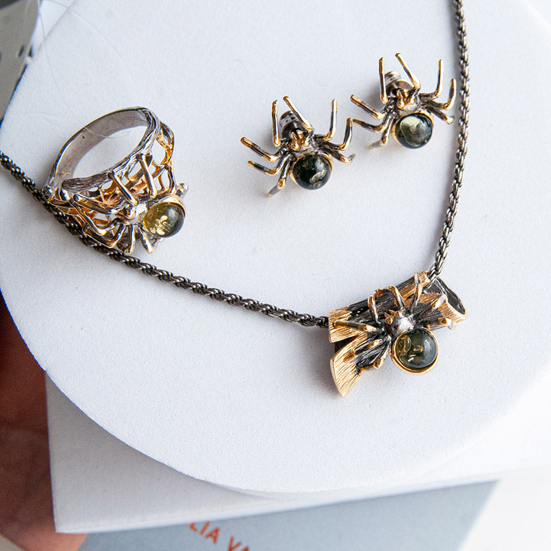 שרשרת כסף עם תליון ענבר ירוק "ספיידי" בעבודת יד