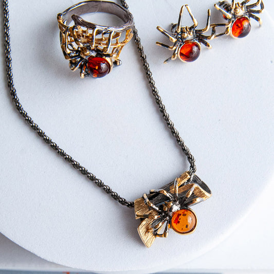 שרשרת כסף עם תליון ענבר "ספיידי" בעבודת יד