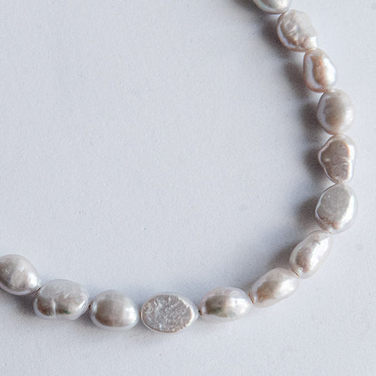 שרשרת שרלוט אפורה