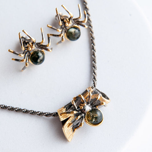 שרשרת כסף עם תליון ענבר ירוק "ספיידי" בעבודת יד