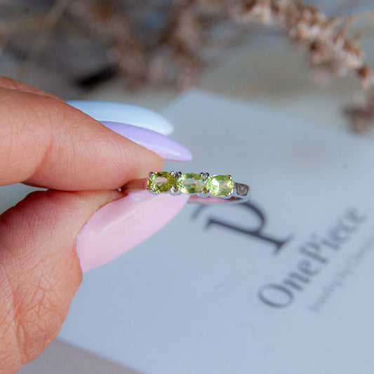 טבעת כסף "אוליב" עם אבני פרידוט