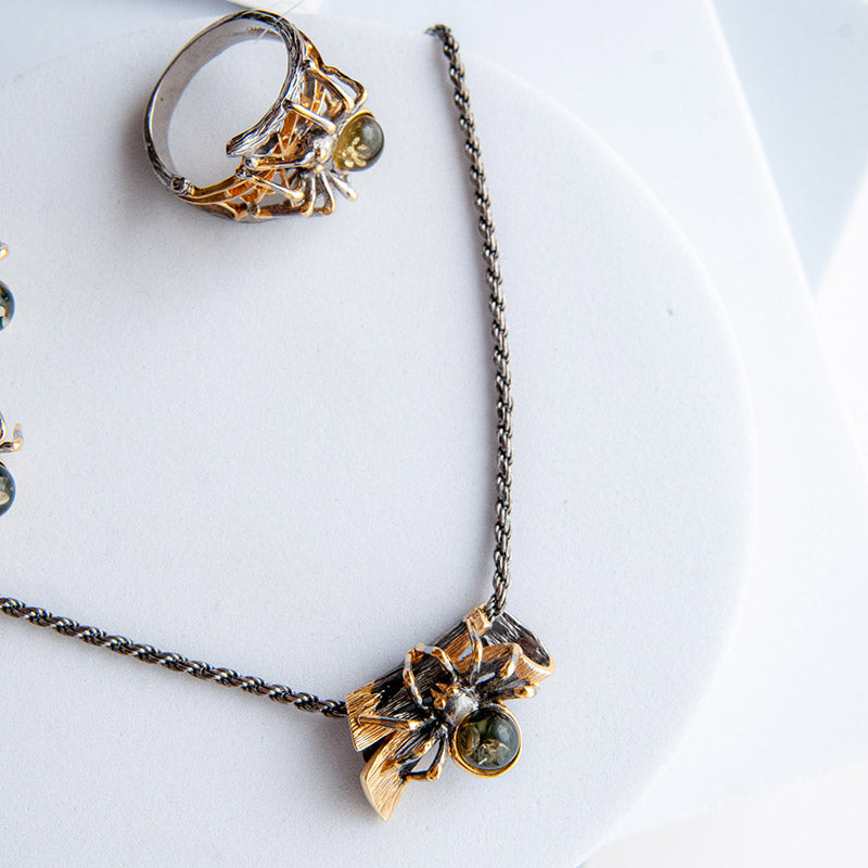 שרשרת כסף עם תליון ענבר ירוק "ספיידי" בעבודת יד