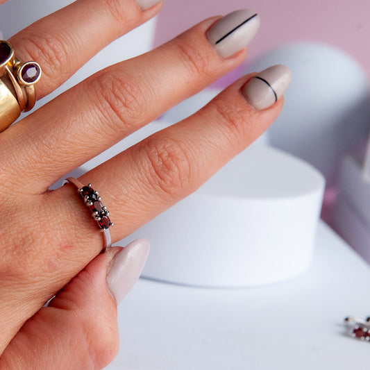 טבעת כסף "אוליב" עם אבני גרנט