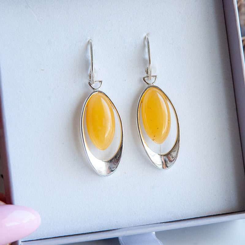 עגילי אלגרה עם ענבר חלבי