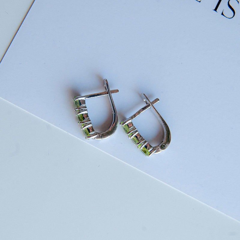 עגילי כסף "אוליב" עם אבני פרידוט