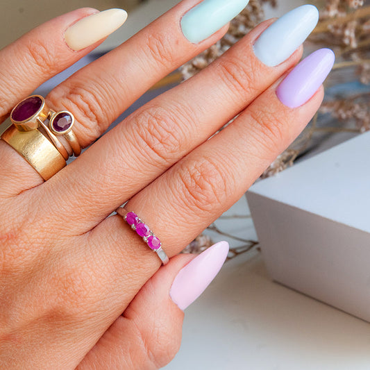 טבעת כסף "אוליב" עם אבני רובי