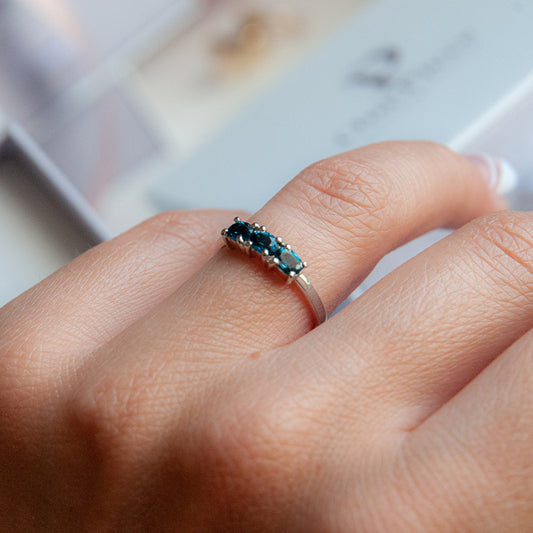 טבעת כסף "אוליב" עם אבני לונדון טופז