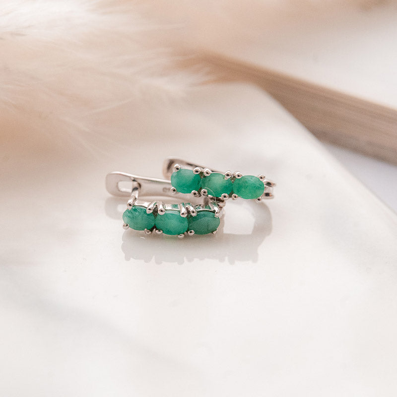 עגילי כסף "אוליב" עם שיבוץ אבני אמרלד טבעיות