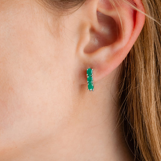 עגילי כסף "אוליב" עם שיבוץ אבני אמרלד טבעיות