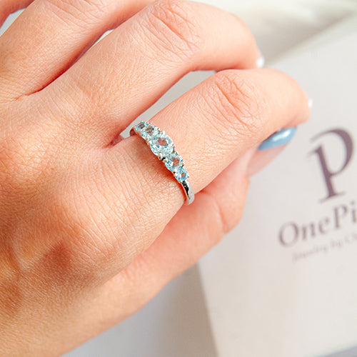 טבעת כסף במראה קלאסי עם אבני בלו טופז