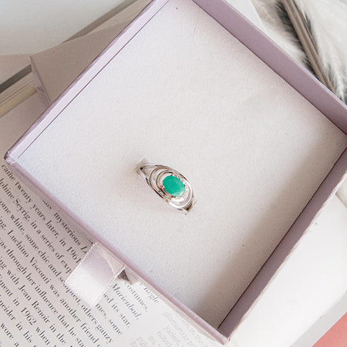 טבעת כסף "גרייס" עם אבן אמרלד