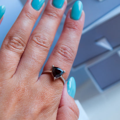 טבעת כסף "לילי" עם אבן גרנט