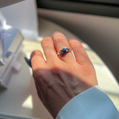 טבעת כסף טהור "ג'יין" עם אבן ספיר