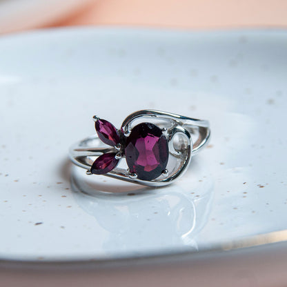 טבעת כסף "לינדה" עם אבני גרנט