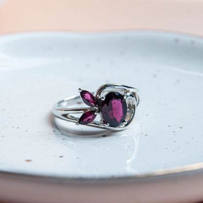 טבעת כסף "לינדה" עם אבני גרנט