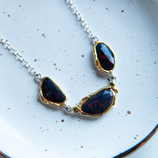 שרשרת ונוס בעבודת יד עם אופל שחור