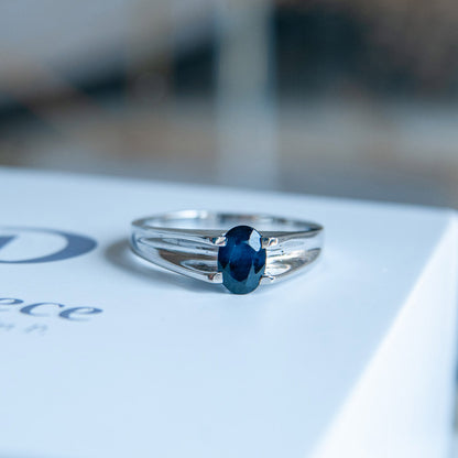 טבעת כסף טהור "ג'יין" עם אבן ספיר