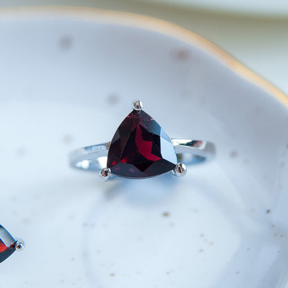 טבעת כסף "לילי" עם אבן גרנט