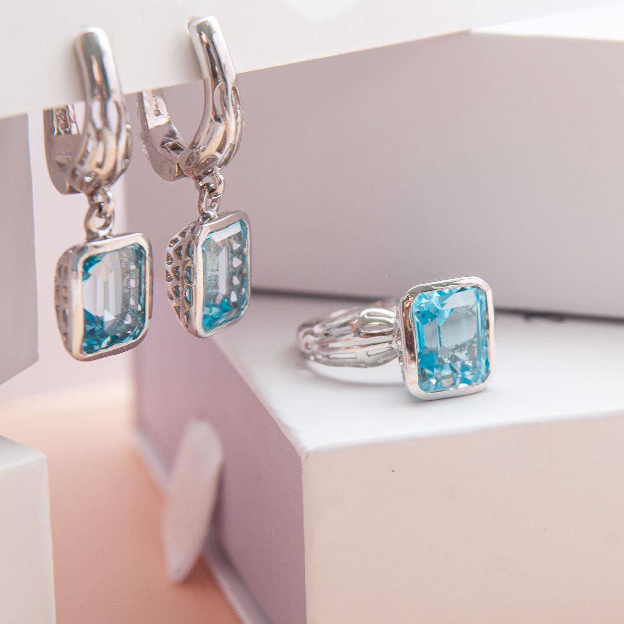 עגיל כסף "בלייר" עם אבני בלו טופז