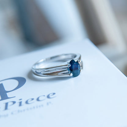 טבעת כסף טהור "ג'יין" עם אבן ספיר