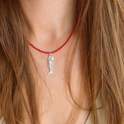 שרשרת אבני קורל עם תליון דג ופנינה בכסף