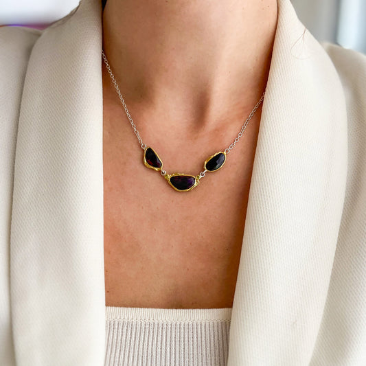 שרשרת ונוס בעבודת יד עם אופל שחור