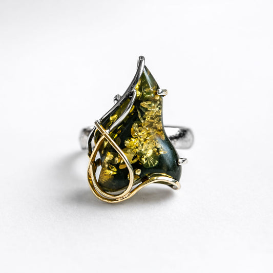 טבעת כסף נרקיס עם ענבר ירוק בעבודת יד