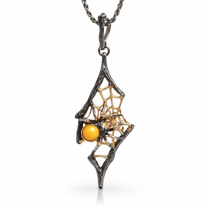 תליון כסף עם ענבר צהוב חלבי "ספיידי" בעבודת יד