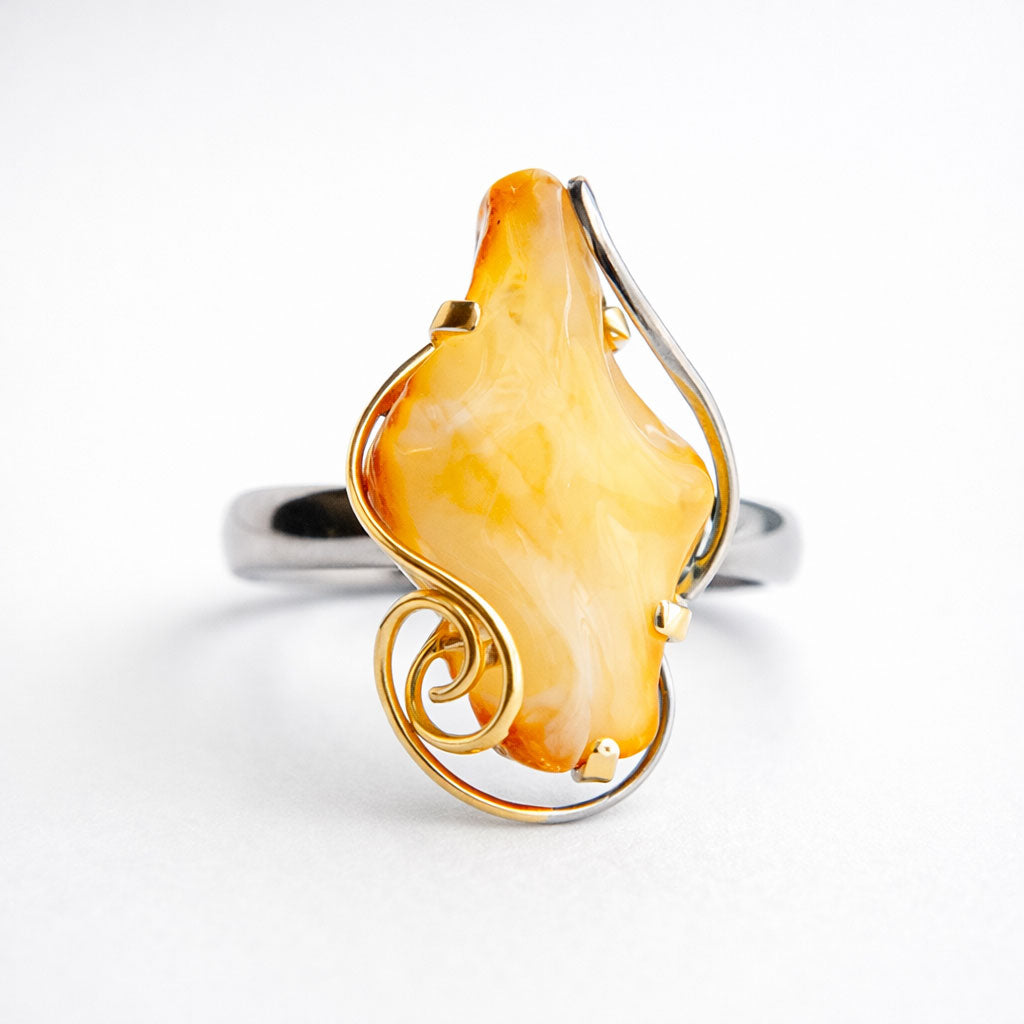 טבעת כסף עם ענבר צהוב בעבודת יד