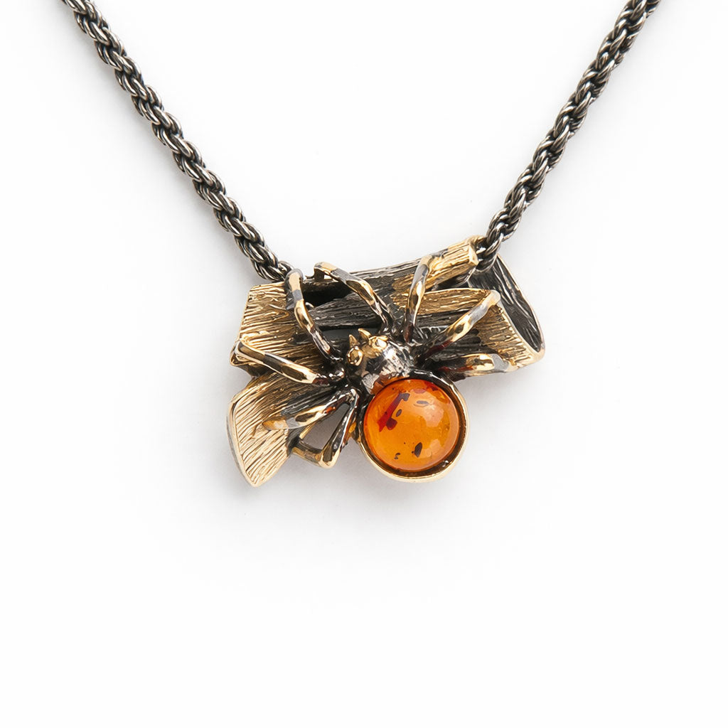 שרשרת כסף עם תליון ענבר "ספיידי" בעבודת יד