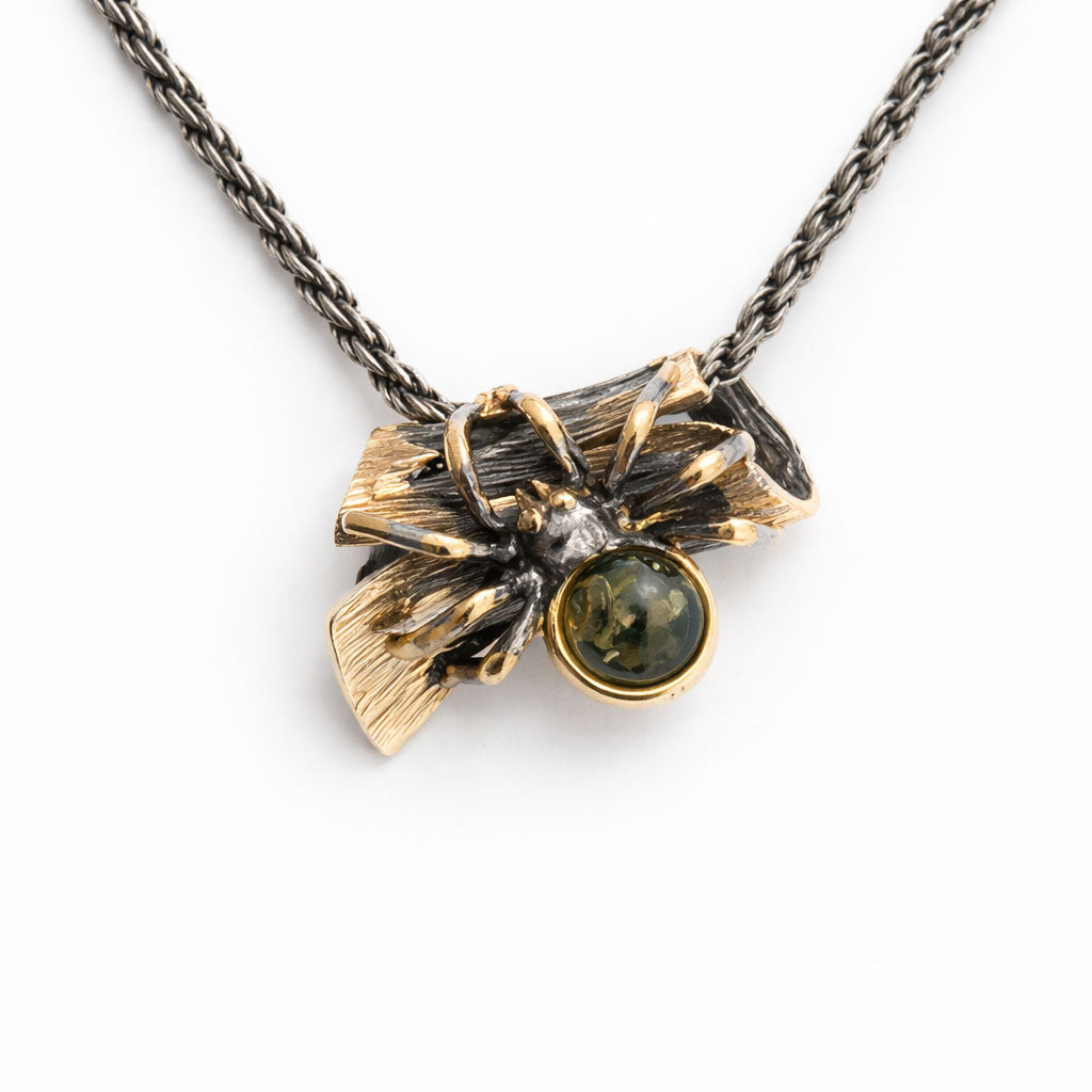 שרשרת כסף עם תליון ענבר ירוק "ספיידי" בעבודת יד