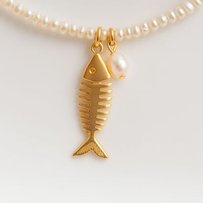 שרשרת פנינים עם תליון דג ופנינה בגולדפילד