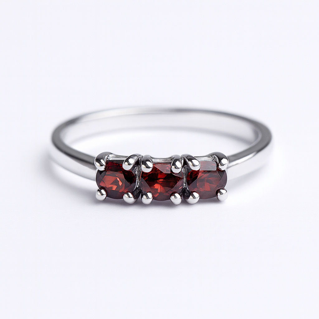 טבעת כסף "אוליב" עם אבני גרנט