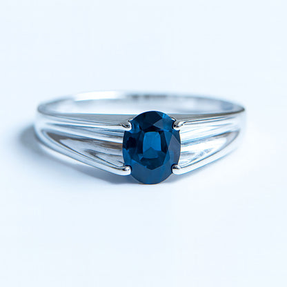 טבעת כסף טהור "ג'יין" עם אבן ספיר