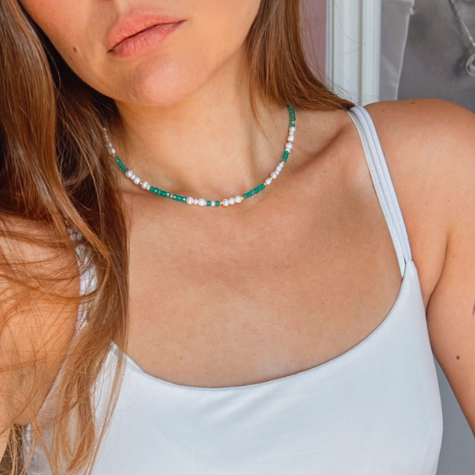 שרשרת פנינים בשילוב אבני אגת ירוקות