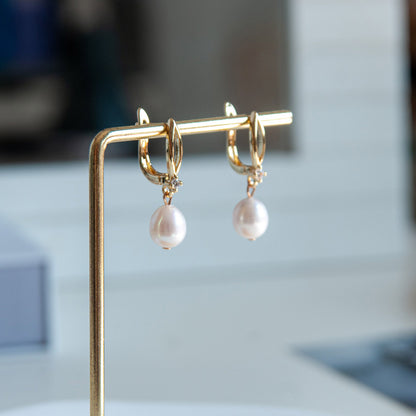 G עגילי פנינה קייסי