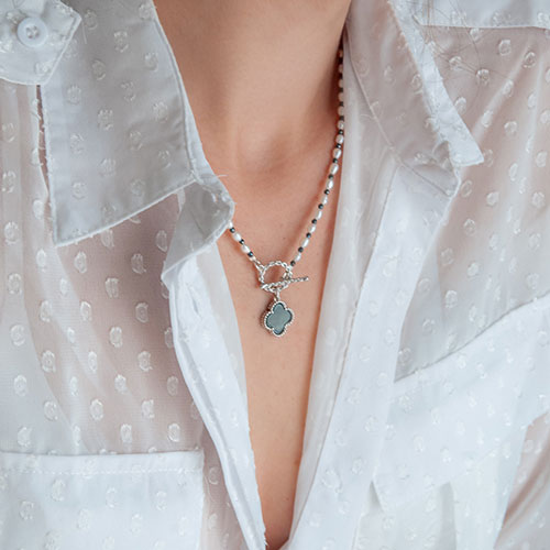 שרשרת פנינים עם אבני המטיט ותליון תלתן