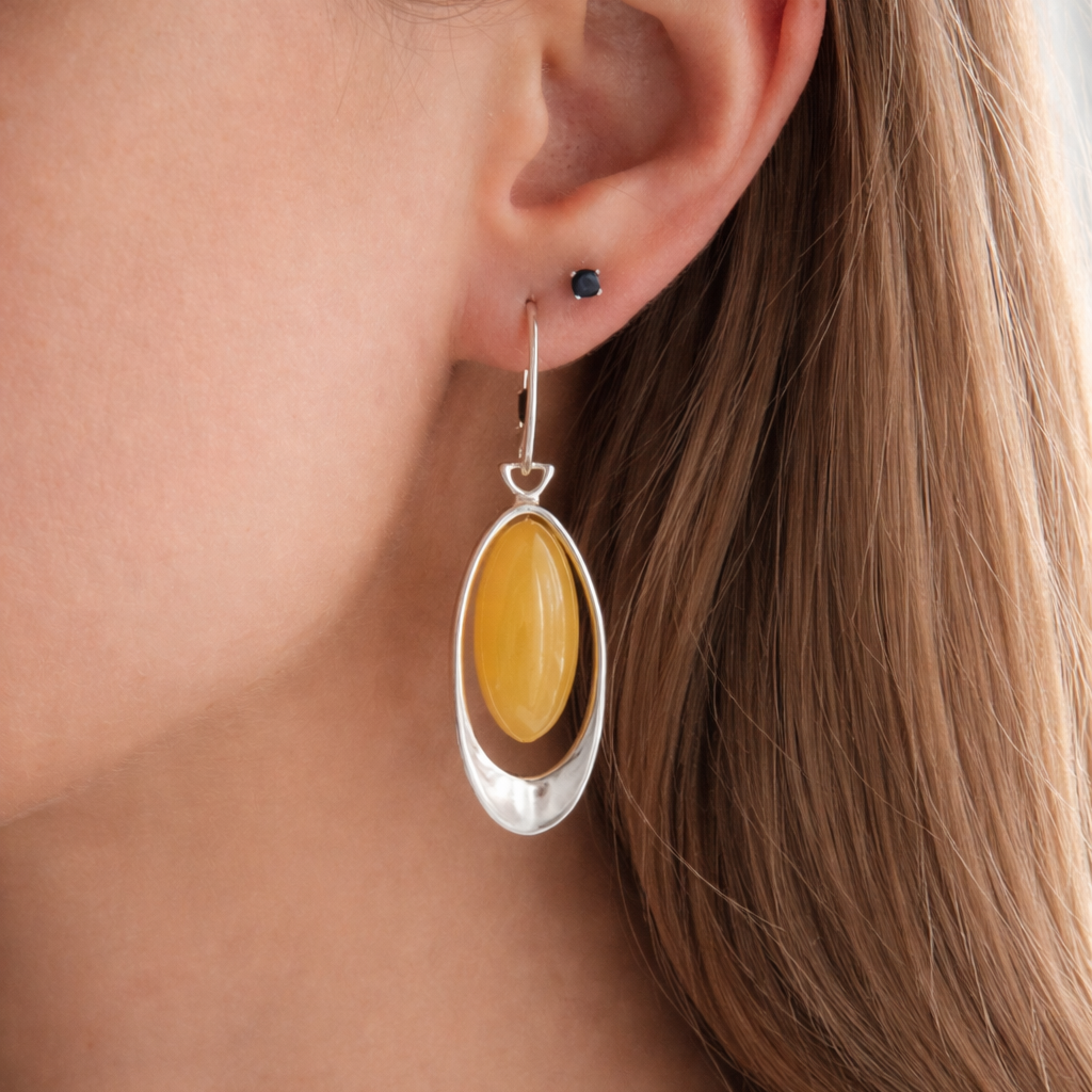 עגילי אלגרה עם ענבר חלבי