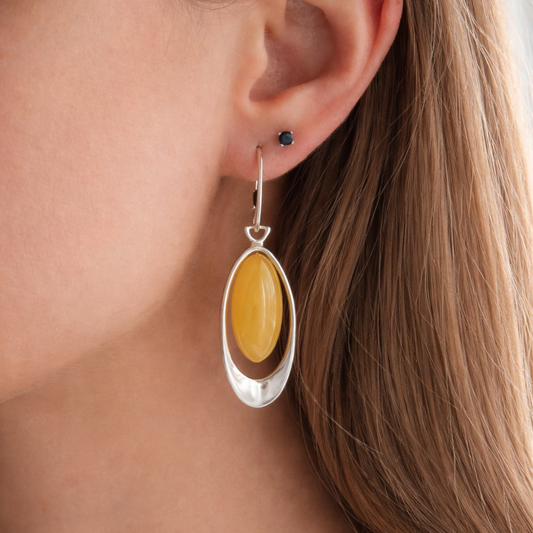 עגילי כסף אלגרה עם ענבר חלבי